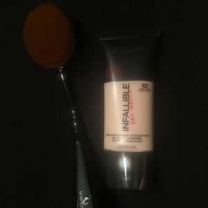 L'oreal Infallible Pro-Matte foundation w. brush
